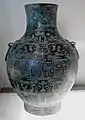 Vase hu pour conserver les boissons fermentées. Bronze avec incrustation de cuivre. H. : 39,8&nbsp;cm. Ve&nbsp;siècle AEC. Dynastie Zhou, période des Printemps et Automnes (770-481) : fin - Royaumes combattants (481-221) : début.