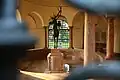 Intérieur du temple - bassin surmonté de la statue d'un cerf