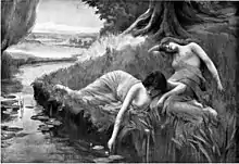 Deux fées se prélassent sur l'herbe en bordure d'un cours d'eau.