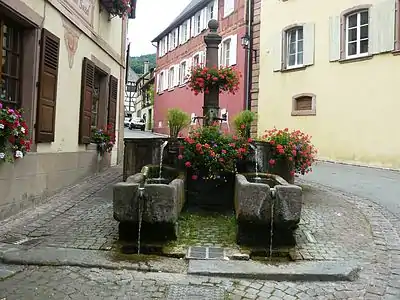 Fontaine du XVIIIe siècle avec ses deux bassins secondaires.