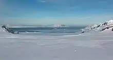 Le glacier Huron, Moon Bay et le détroit de McFarlane vus depuis le Camp Academia, avec l'île Demi Lune et l'Île Greenwich en arrière-plan.