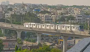 Une rame de métro circulant à proximité de la station Ameerpet.