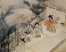 Dessin montrant des personnages assis sur des nattes dans la cour d’une ferme ; devant eux se tient une femme vêtue d’un robe orange et tenant un éventail.
