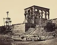 Le temple hypèthre, Philæ, par Francis Frith, 1857 ; collection de la Galerie nationale d'Écosse.