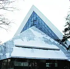 L'éclairage provient de la baie-vitrée.