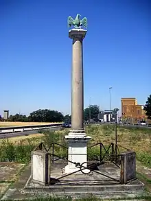 Une colonne haute de 1,50 mètre avec un aigle au sommet.