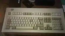 Version AZERTY équipée de capots de touches APL, no&nbsp;1391402, produit en juillet 1995 par IBM UK.