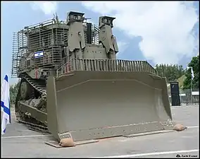 Le D9T (blindé de 4e génération) de Tsahal exposé lors de l'exposition Yom Ha'atzmaut du commandement terrestre (armée), 2014. (vue avant droite).