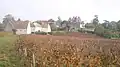 Vue d'une partie du hameau de Chamirey et de son château.