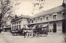 Calèche devant la gare d'Avignon au début du XXe siècle.