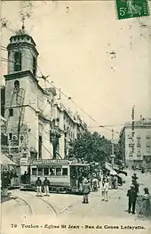 Tramway devant l'église Saint-Jean