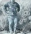 Comparaison dans le proche infrarouge (appareil de vision nocturne à faible luminosité) d'une veste d'uniforme de travail de la marine (Navy Working Uniform) avec un pantalon MARPAT.