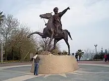 Photographie de la statue d'un homme à cheval montrant l'horizon.