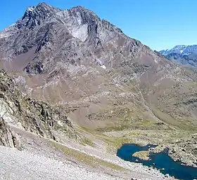 Face ouest du Vignemale depuis lIbón de los Batans : pique Longue, en retrait, à l'extrémité gauche, Clot de la Hount au centre gauche, pic de Cerbillona au milieu.