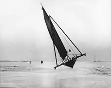 Bateau compétitionnant contre des motocyclettes sur la glace, près de Toronto, vers 1908.