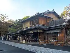 Ichimonjiya Wasuke&nbsp;(en), confiserie servant l'aburi-mochi dans l'enceinte intérieure de l'Imamiya-jinja