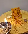 Les habitants de Paris ont fabriqué cette idole de Ganesha avec de la farine de blé, du curcuma et du sucre en poudre.