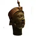 Tête humaine ; Ifè. Bronze à la cire perdue, peint et incisé. Nigeria, XIIe – XVe&nbsp;siècle. H 35 cm. British Museum