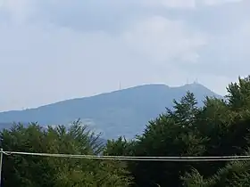 Vue de la face méridionale du mont Penice depuis Brallo di Pregola à 1 494 m d'altitude.