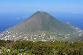 Salina, vue sur l'un des sommets, depuis le second.