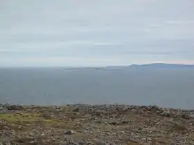 L'île Verte (à gauche), les îlots de l'Île Verte (au centre), l'Enfant Perdu de l'Île Verte (à droite) et la péninsule de Burin (en arrière-plan) vus depuis l'île Saint-Pierre.