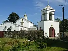 Photo d'un bâtiment blanc surmonté d'une croix