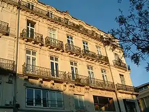 Juin 2003, vue d'un immeuble du XIXe&nbsp;siècle autour de la place.