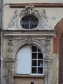 no 10 : le décor sculpté de la fenêtre et de l'oculus.