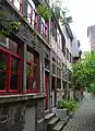 Dans l'impasse de l'Ange.