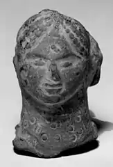 Tête d'une divinité de village indien, terre cuite, IIIe&nbsp;siècle&nbsp;av. J.-C.
