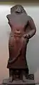Bodhisattva (semblable au bodhisattva du moine Bala daté 81, musée de Sarnath). Grès rouge, Mathura. Fin Ier&nbsp;siècle. Indian Museum, Calcutta. Frontalité typique kouchane.