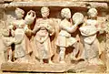 Instrument de la famille des luths courts sur un bas-relief provenant de Hadda (actuel Afghanistan), Ier-IIe siècles, Paris, Musée Guimet.