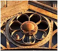 Ferronnerie industrielle, motif de fleur tenu par des rivets, Lille (France), XIXe siècle.