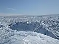 La glace à perte de vue. Notion d'échelle : le monticule au deuxième plan fait environ cinq mètres de hauteur.