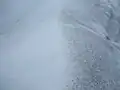 Le sens du vent est bien défini ici. La partie couverte de poussières fondra plus vite que l'autre, à cause de son plus faible albédo, ce qui engendrera parfois de véritables sculptures de glace.