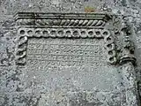 inscription sculptée dans la pierre mentionnant la date du début des travaux ainsi que le maître d'oeuvre
