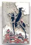 Insigne rectangulaire montrant un cavalier berbère et un cheval noirs, avec un nuage blanc, une montagne de l'Atlas aux sommets blancs, un sol brun translucide, des touffes d'herbes noir opaque et rouge translucide
