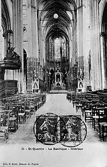 Église en pierre à hautes voûtes avec, à gauche, une chaire, et, en arrière-plan, un autel. Certains murs sont peints.(photo noir et blanc)