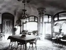 Photographie ancienne d'une salle à manger, puissant contre jour.