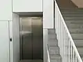 L'un des ascenseurs et des escaliers à l'intérieur