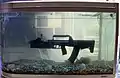 Le fusil ADS placé dans une cuve d'eau à l'Interpolitex 2013.