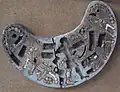Plaque en forme de croissant, Hasanlu, début du ier&nbsp;millénaire&nbsp;av. J.-C., musée national d'Iran.