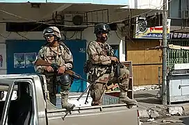 Deux soldats de l'armée irakienne montent la garde à Adhamiya, près d'un site de vote pour le référendum historique d'octobre 2005.