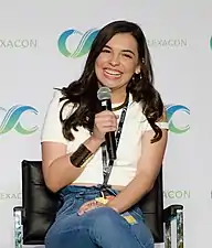 Isabella Gomez dans le rôle d'Elena Alvarez.