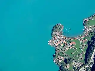 Vue aérienne de la péninsule d'Iseltwald (de) avec le château de Seeburg.