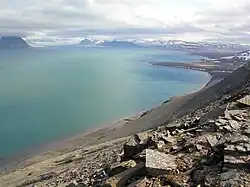 La rive sud de l'Isfjorden