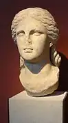 Isis (?). Marbre de Thasos, H. 51 cm. Début IIIe siècle. Thessalonique, MArch