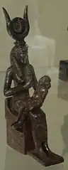 Isis allaitant Harpocrate (Horus enfant). Statuette de bronze. Basse époque, -665 / -330.