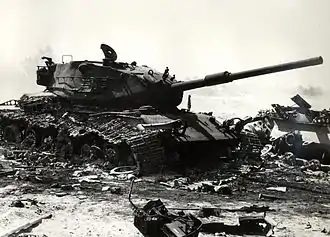 Photographie présentant un char israélien détruit par un tir.