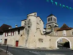 La tour Saint-Jacques et l'église.